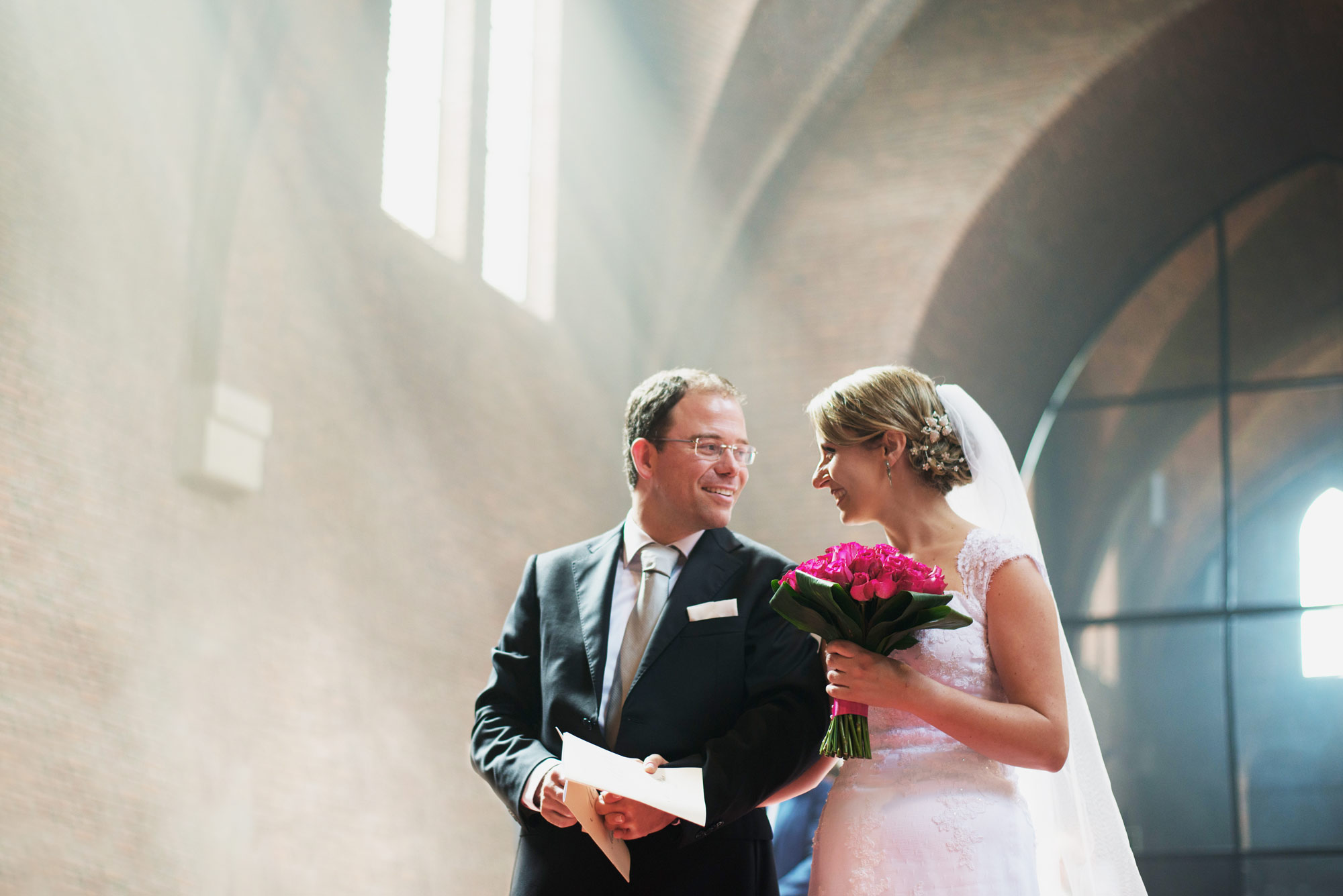 bruidsfotografie ceremonie kerk abdij van Egmond