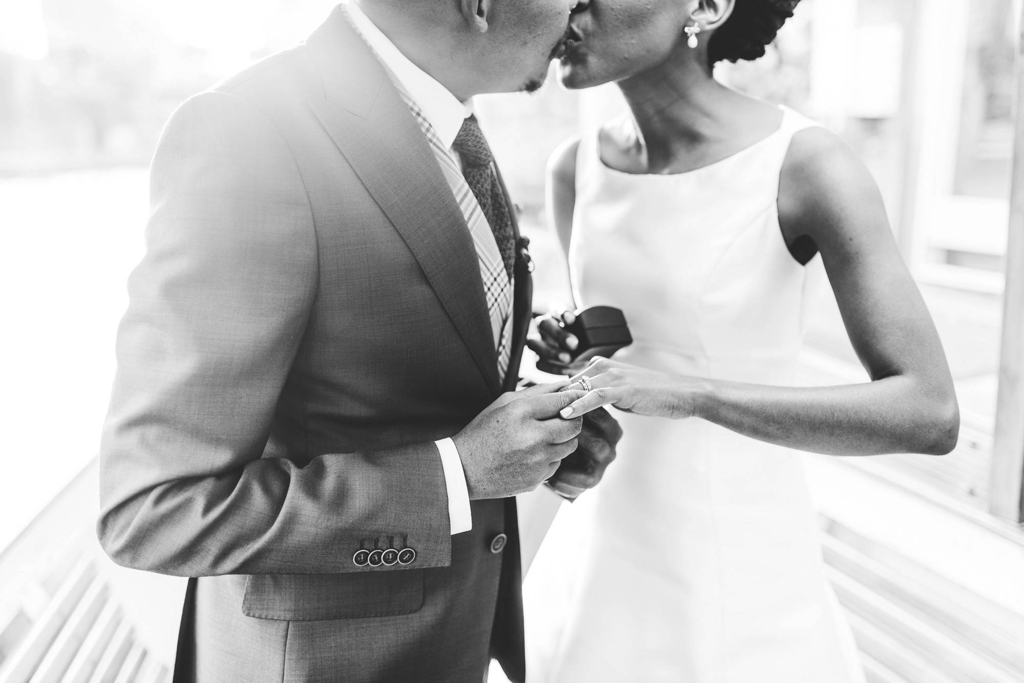 Photography for elopements in amsterdam - First kiss