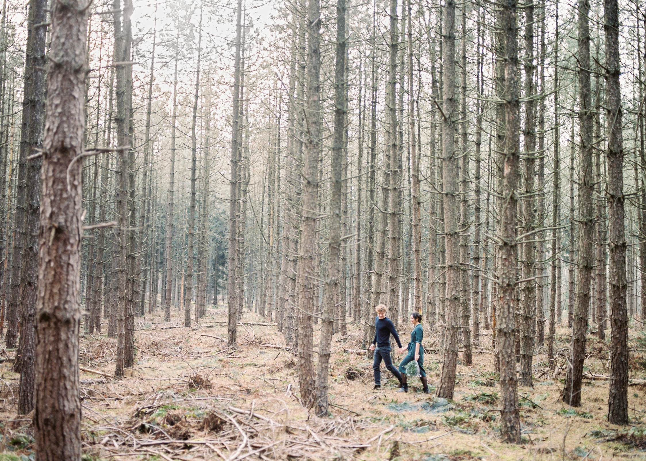 Wedding photographer Winter forest engagement shoot Lage Vuursche - Romantic couple shoot