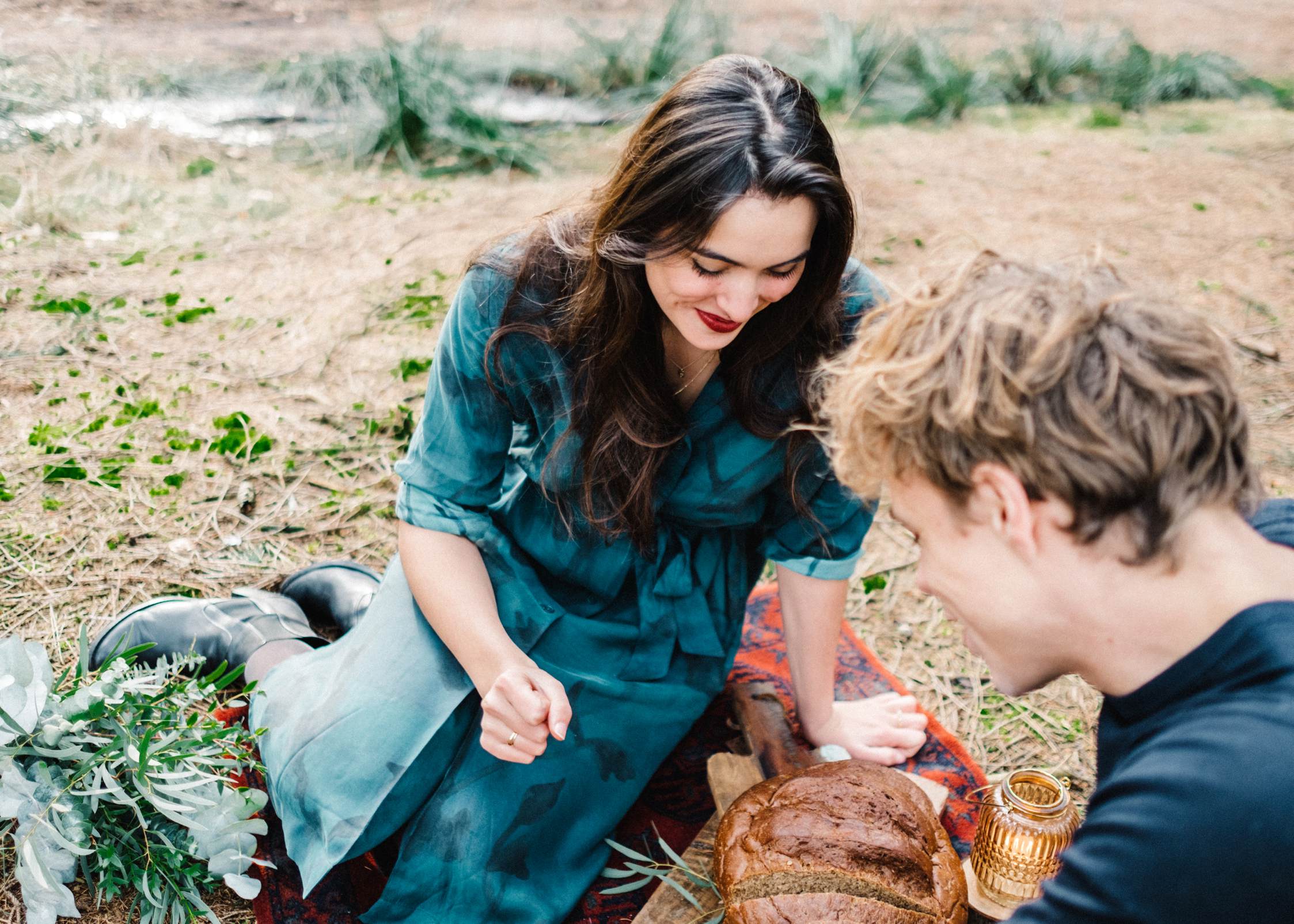 Photography Winter forest engagement shoot Lage Vuursche - Romantic picnic in the forest
