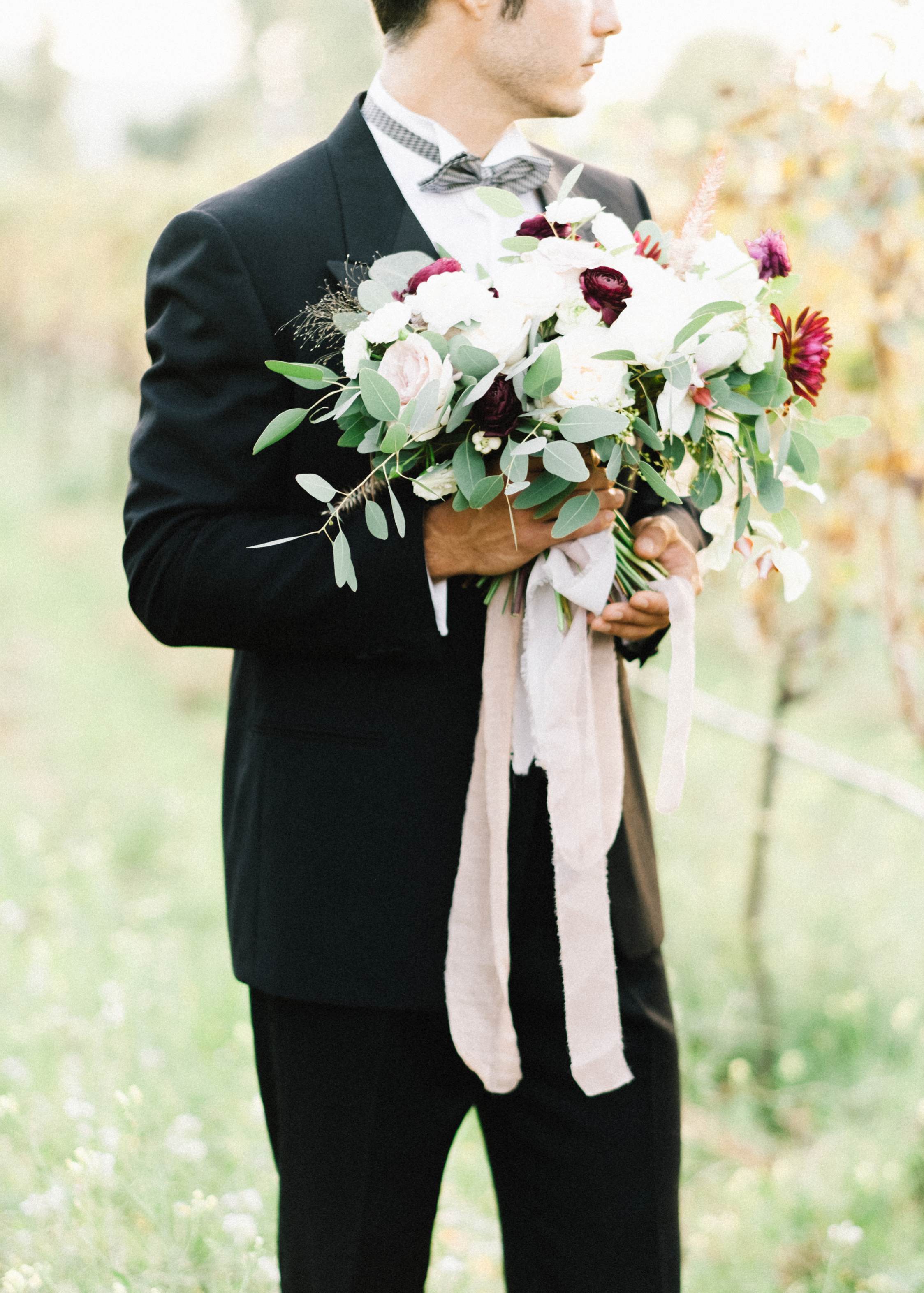 Wedding photographer Masseria Montenapoleone Italy - Groom with bridal bouquet