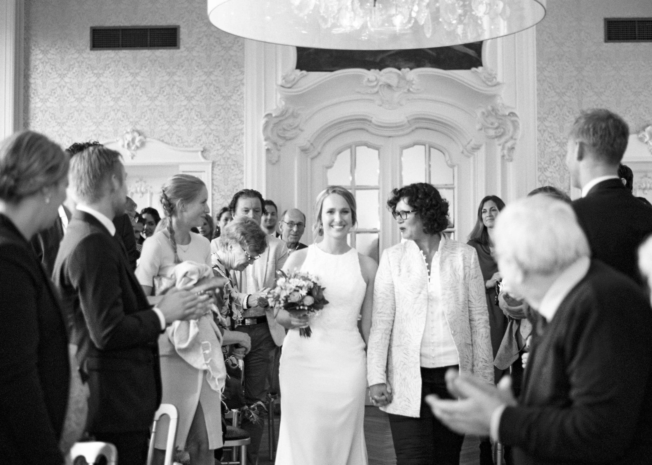 Wedding photography Hoge Vuursche Baarn - Walking down the aisle