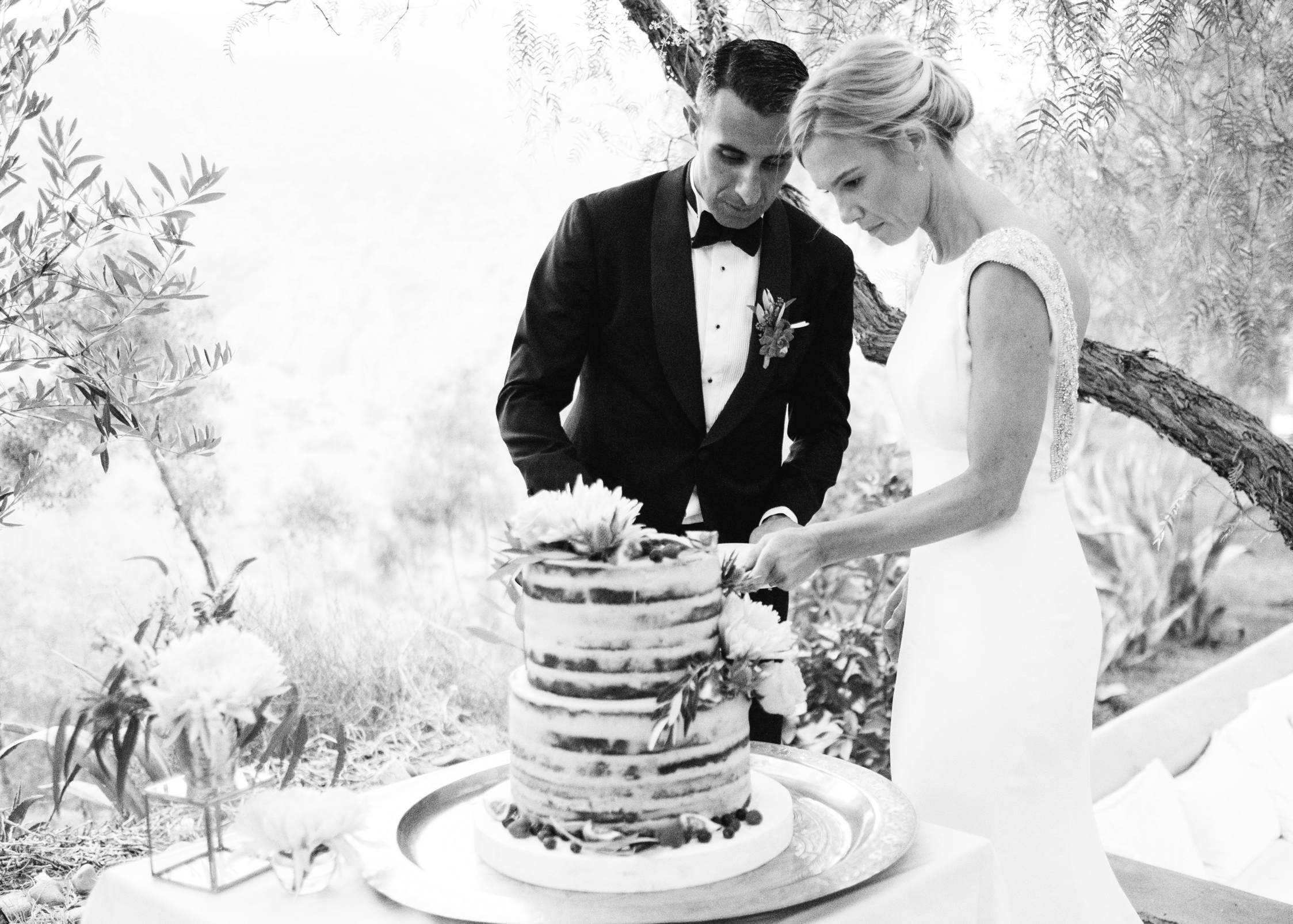 Wedding photographer Marrakech Morocco - Cutting the wedding cake