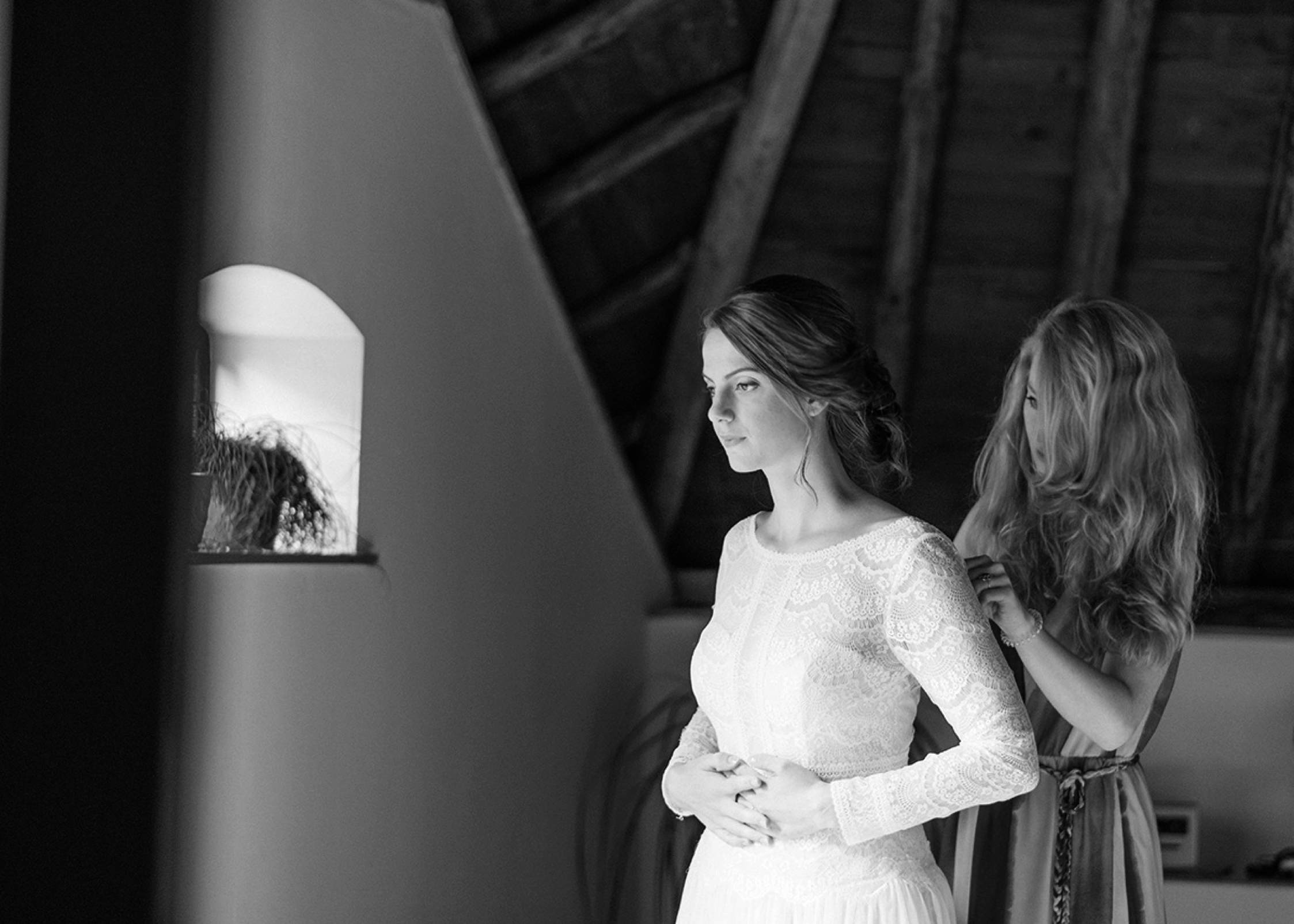 Fine art photographer intimate farm wedding - Preperations of the bride