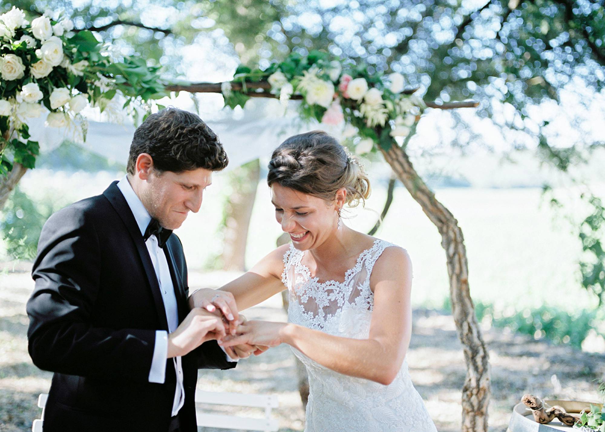 Fine art photographer South of France - Exchanging rings at the ceremony