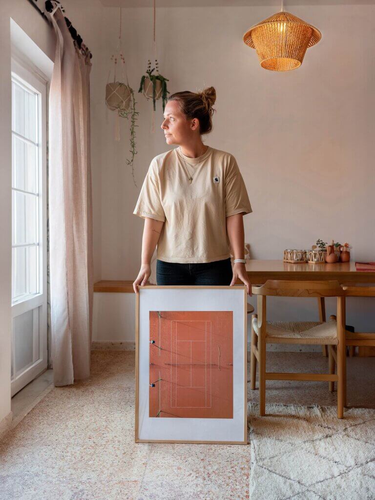Raisa Zwart met haar werk - verkocht via Print on Demand - al meer dan 12.000 orders